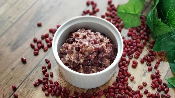 Fermented anko Japan — azuki bean paste in a white bowl with whole red beans